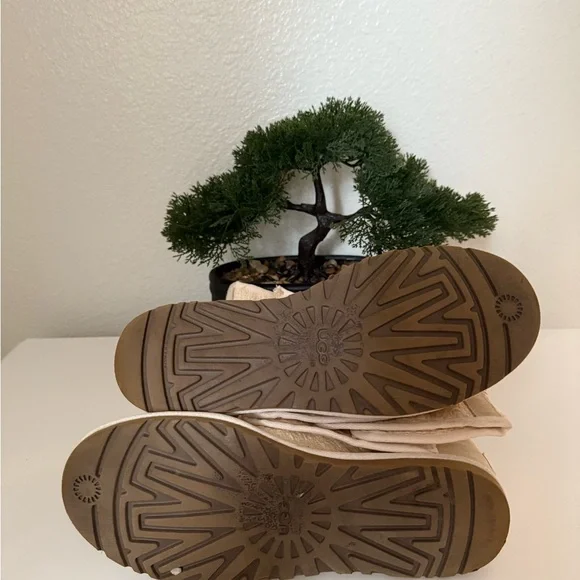 UGG Women's Lace-Up Cream Winter Boots - Picture 4 of 5